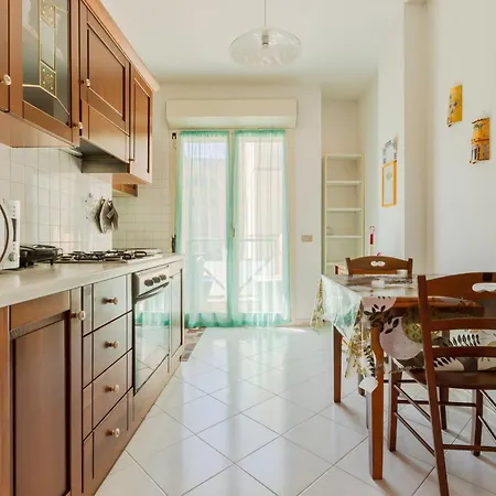 Guesthost - Alma Karalis *