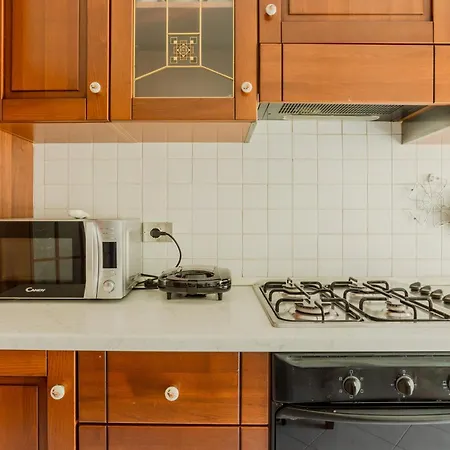 Guesthost - Alma Karalis *