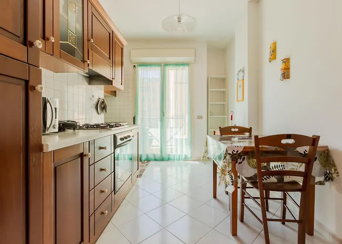 Guesthost - Alma Karalis *