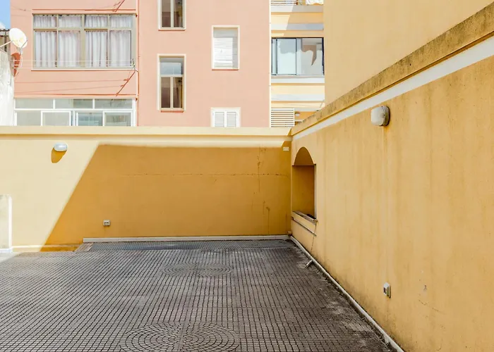 Guesthost - Alma Karalis